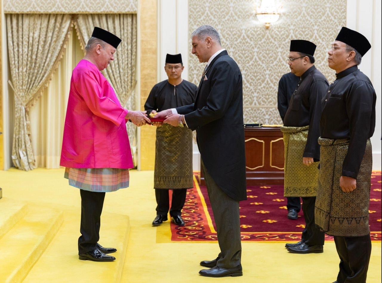 السفير القدرة يقدم أوارق اعتماده لملك ماليزيا